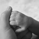 Mor og barn hænder